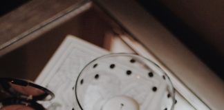 Wszystko, co musisz wiedzieć o kredkach do oczu