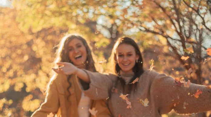 Kochamy polskie mokasyny za styl i jakość. Na jakie marki i modele warto postawić w tym sezonie? kobiety w mokasynach