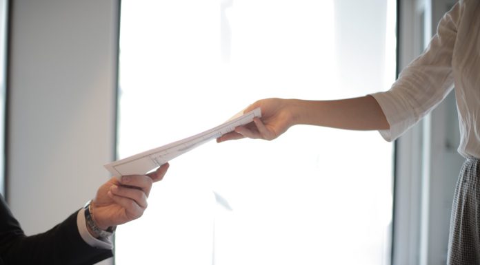 Praca za granicą przez agencję pracy – jak działa ta forma zatrudnienia?