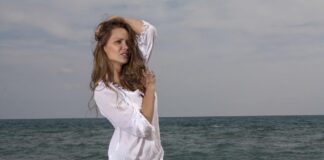 Koszule damskie – jak je nosić? 5 propozycji kobieta w koszuli