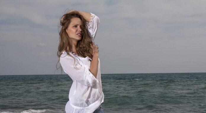 Koszule damskie – jak je nosić? 5 propozycji kobieta w koszuli