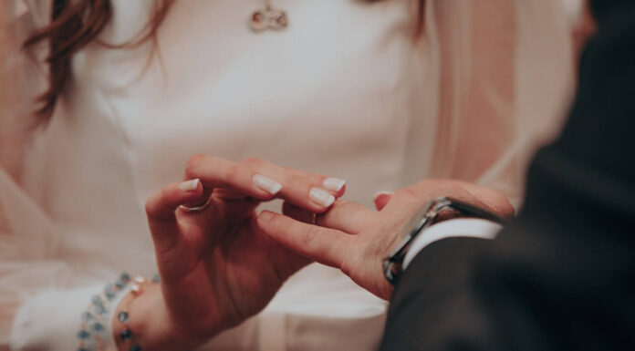 Obrączki ślubne i moda: jak zmieniają się trendy w projektowaniu obrączek obrączki