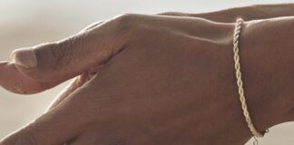 Jaką biżuterię ubrać na plażę? dłonie przyozdobione biżuterią