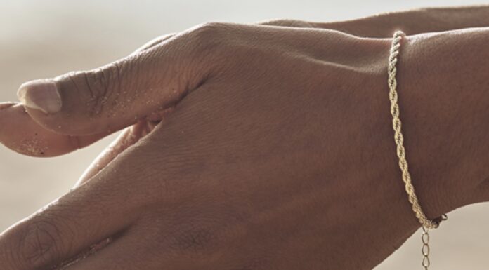 Jaką biżuterię ubrać na plażę? dłonie przyozdobione biżuterią