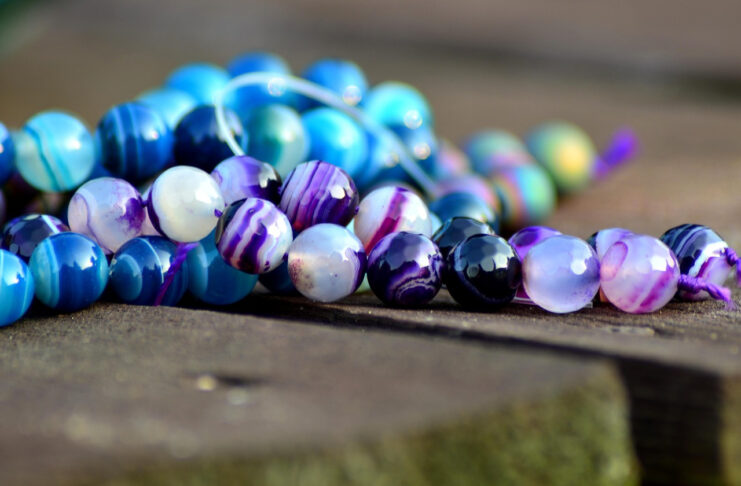 Koraliki z kamieni ozdobnych – dlaczego warto je wybrać?